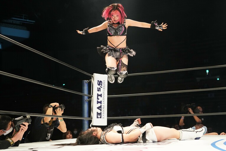 玖麗さやかにダブルニーを落とす吏南　©Essei Hara