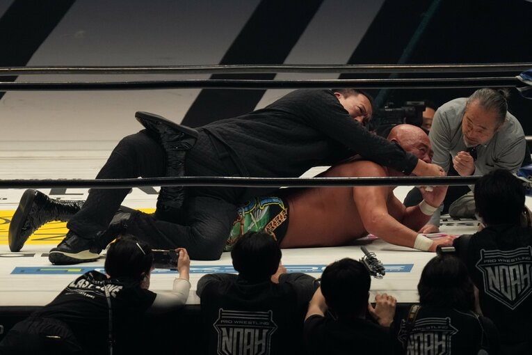 最後は蝶野の必殺技STFで武藤がギブアップ。武藤は自らの引退試合で2度敗れた　©︎Essei Hara