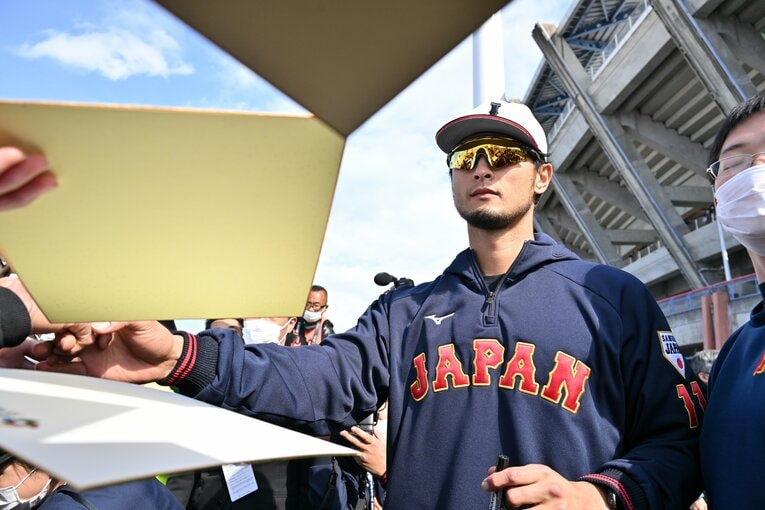 サインするダルビッシュ。ファンが大殺到　©︎Hideki Sugiyama