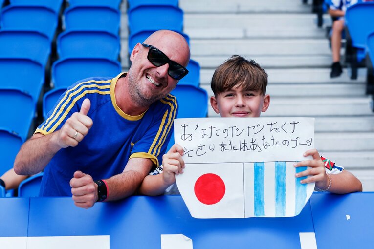 おなじみとなった「久保への日本語でユニフォームおねだり＆応援ボード」の数々　©Daisuke Nakashima