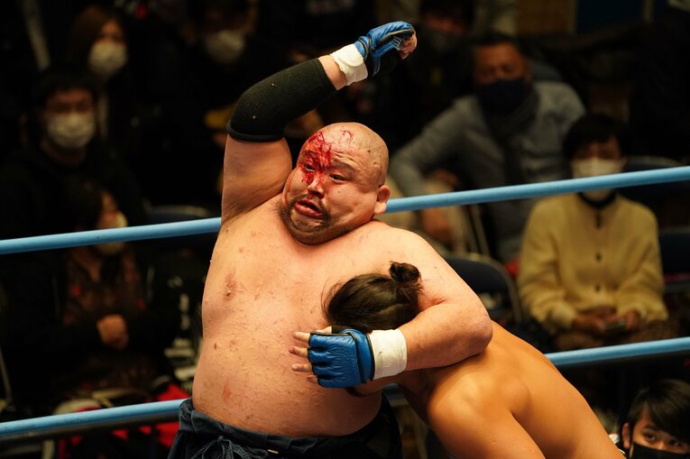 フォークを使った攻撃は師匠のアブドーラ・ザ・ブッチャー直伝だ