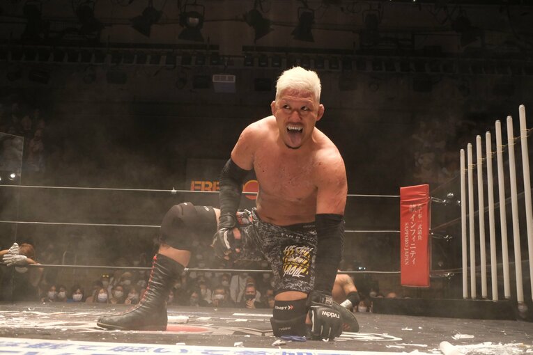 激しい闘いの中でも笑顔を見せる（クリックすると「この記事の写真」に飛びます。流血等の過激な写真を含みますのでご注意ください）