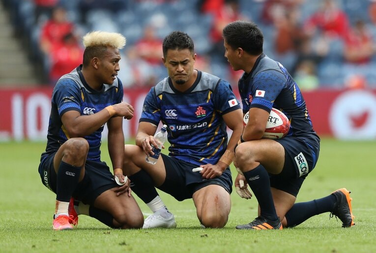 劣勢の中でも積極的にコミュニケーションを図り、反撃の糸口を探る松島、田村、茂野　©︎Reuters/AFLO