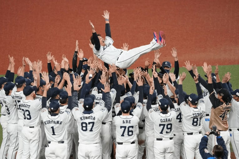 2021年10月19日の引退登板後、胴上げされる松坂 ©Hideki Sugiyama