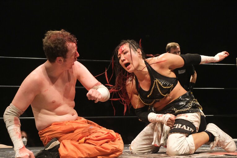 元パティシエが蛍光灯で殴り合い…“デスマッチアマゾネス”山下りなの媚びない魅力「犯罪以外なら何してもいい」 米国で男子相手に王座獲得(56)