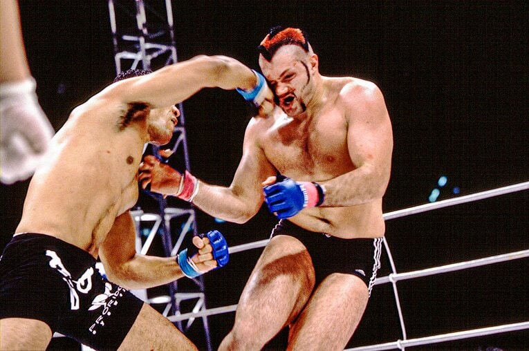 2001年11月、『PRIDE.17』でヒース・ヒーリングとのヘビー級王座決定戦が組まれた