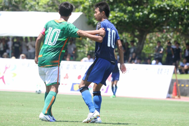 大津高校時代の濃野公人。青森山田高校時代の武田英寿（浦和レッズ）とのマッチアップ　©︎Takahito Ando