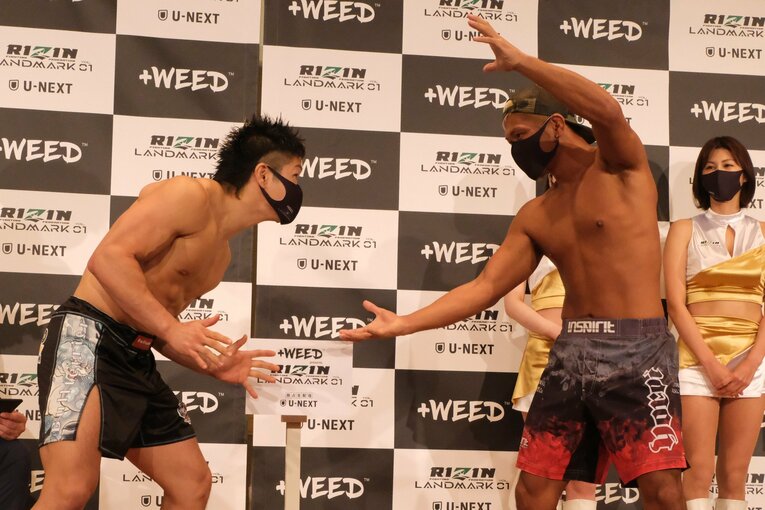 前日計量での鈴木博昭（左）と奥田啓介　©Norihiro Hashimoto