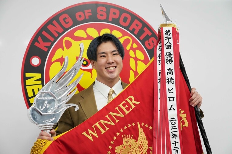 『BOSJ』の優勝旗とトロフィーと手に笑みを浮かべるワト