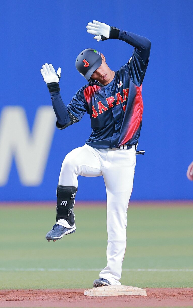 チェコ戦との第2戦ではドジャースの“大谷ポーズ”も見せた辰己　©︎SANKEI SHIMBUN