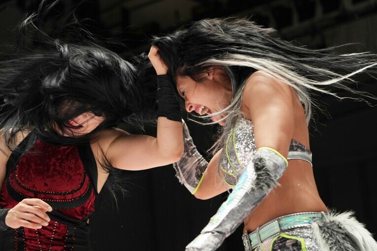 頭突きでのぶつかりあいを見せるステファニー・バッケルとジュリア　©Essei Hara