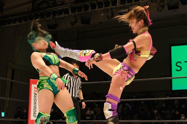 飯田沙耶（左）とウナギ・サヤカ