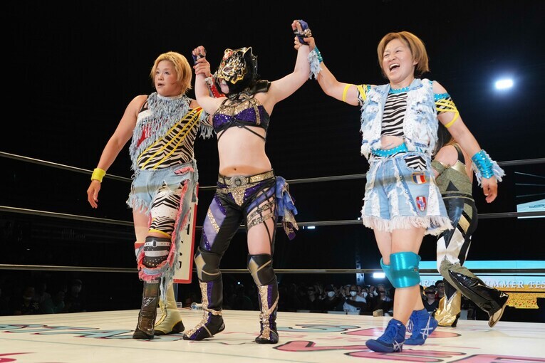 高橋奈七永と中西百重に健闘を讃えられたスターライト・キッドだったが、両手を振りほどいた