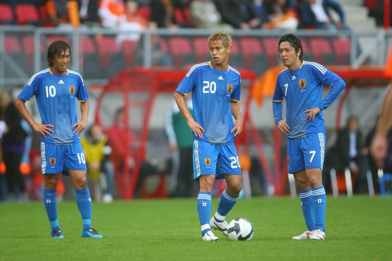 2009年9月のオランダとの親善試合。直接FKの場面、本田圭佑が中村俊輔に「自分が蹴る」と主張する場面。最終的には中村が左足を振りぬいた　©AFLO