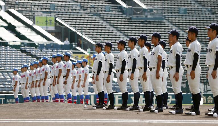 昨夏の甲子園交流試合。花咲徳栄と対戦した大分商。当時2年の三代祥貴も出場していた　©KYODO