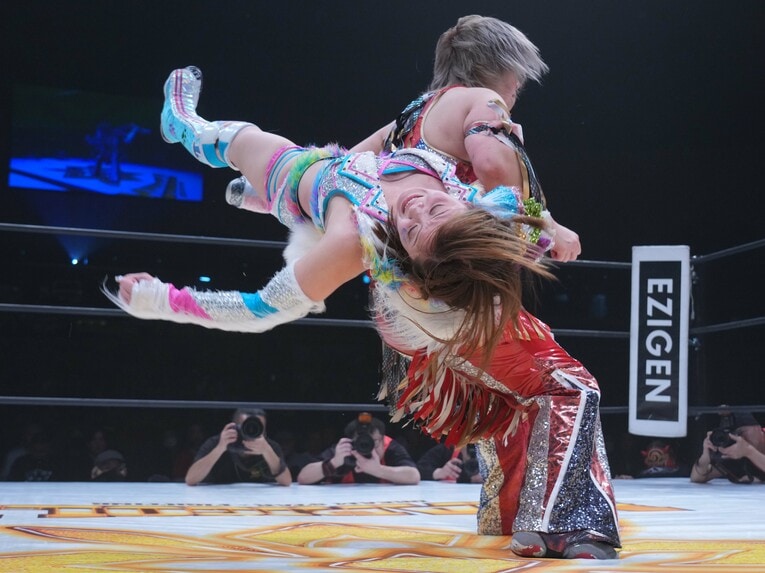 彩羽匠を押さえにいく岩谷麻優　©Essei Hara