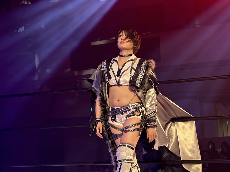 中野たむ戦に入場する安納サオリ