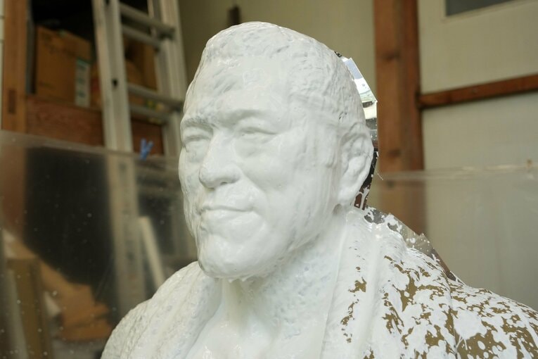 猪木像の顔が石膏で白くなった