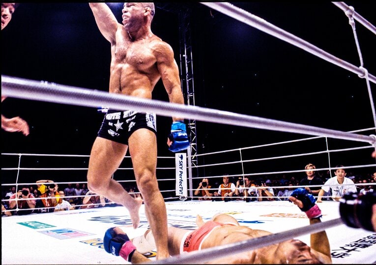 シウバの強烈な右フックを被弾した桜庭。衝撃的な失神KO負けを喫した