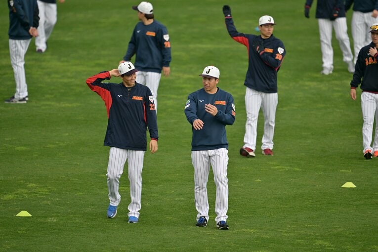 同学年・湯浅（阪神）との会話には笑顔もこぼれた　©︎Hideki Sugiyama
