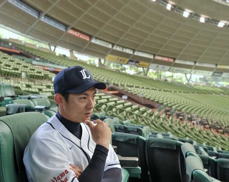 インタビューに応じる栗山　©︎Hideki Sugiyama