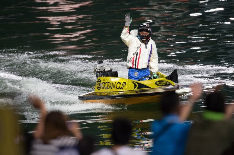 丸亀ボートレース場に集ったファンに手を振る峰　©日本モーターボート競走会
