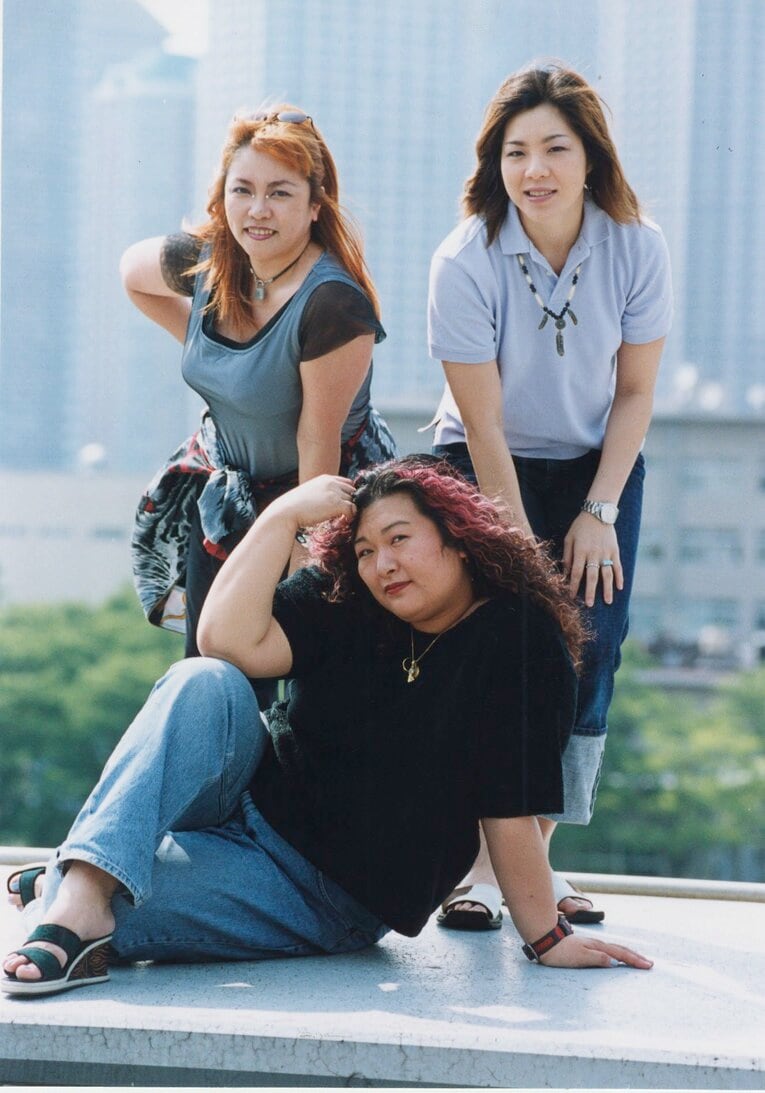 BLACK JOKERとして人気を博した風間ルミ（左）、イーグル沢井（中央）、井上貴子（2000年撮影）　©東京スポーツ新聞社