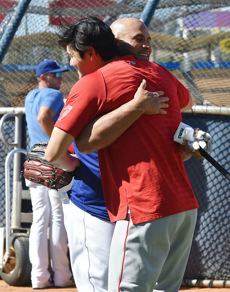 かつての“お隣さん”プホルスと久々の再会を喜ぶ大谷　©JIJI PRESS