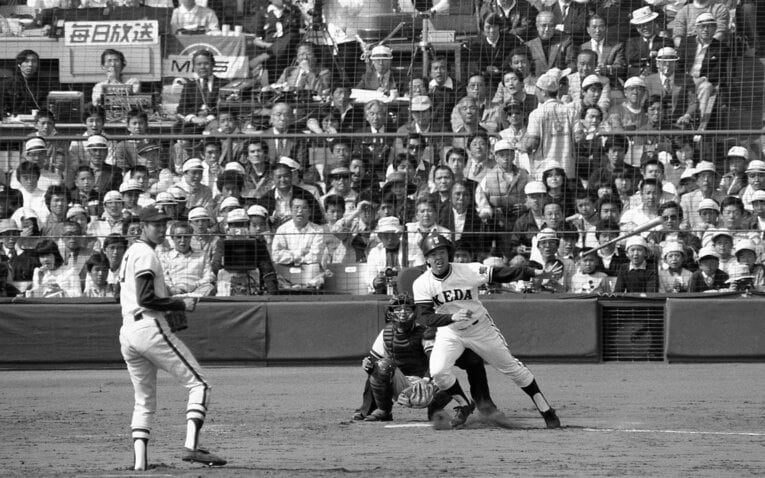 「やまびこ打線」と称された超攻撃野球が池田の代名詞だった。写真は1983年ドラフト1位で巨人に指名された水野雄仁 ©JIJI PRESS