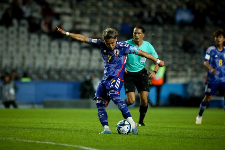 決勝点となった松木のシュート　©SOPA Images/Getty Images