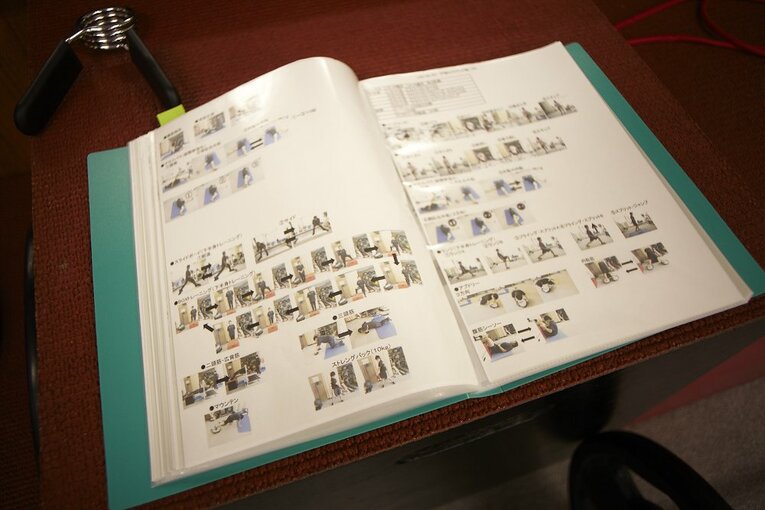 プロゴルファーの長女・遥加のために工藤が作ったトレーニングファイル（2011年撮影）　©︎Tadashi Shirasawa