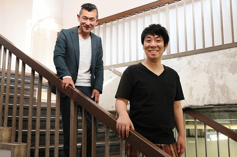 2010年M-1王者・笑い飯の哲夫さん（左、46歳）、2009年M-1王者・パンクブーブーの佐藤哲夫さん（右、45歳） ／ photograph by Shigeki Yamamoto