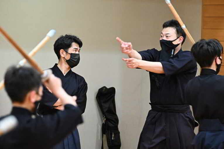 師範と話す戸崎総代表　©Keiji Ishikawa