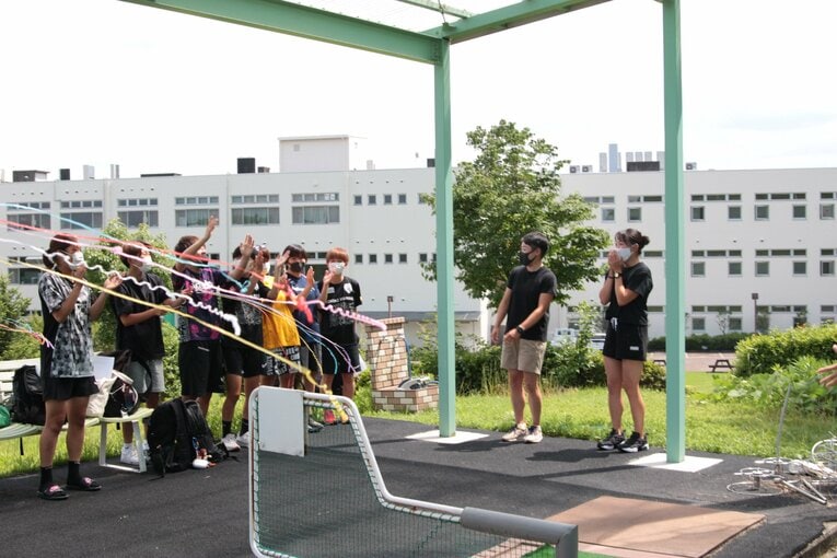 ゴルフの授業中、部員たちからサプライズで祝福された（提供／武蔵丘短期大学）