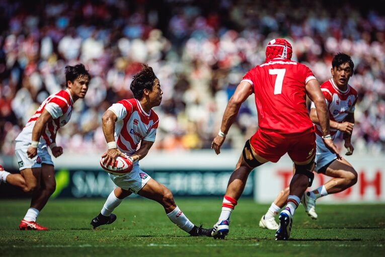 2015年W杯南アフリカ戦を彷彿とさせるトライシーン（2/4）。SH藤原は相手を引きつけてSO李（右）へパス　©︎Kiichi Matsumoto