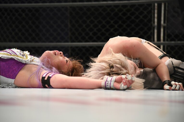 ケージ内で疲労困憊の中野たむとなつぽい