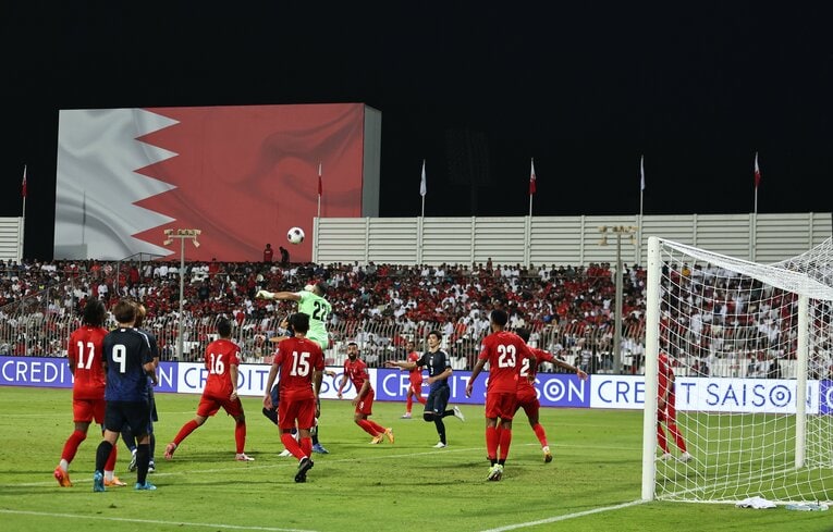 バーレーンのホームスタジアムは3万人収容ながらファンが大挙。国歌斉唱の際には日本にブーイングも飛んでいたが……（全4枚中の3枚目）　©Getty Images