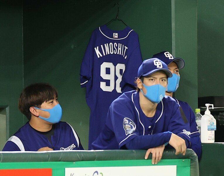 2021年8月、木下雄介選手が亡くなったことを受け、ベンチに掲げられたユニフォーム　©JIJI PRESS