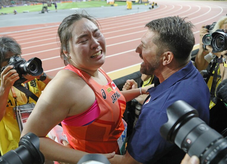 優勝が決まり、セケラックコーチと喜ぶ北口　©︎JIJI PRESS