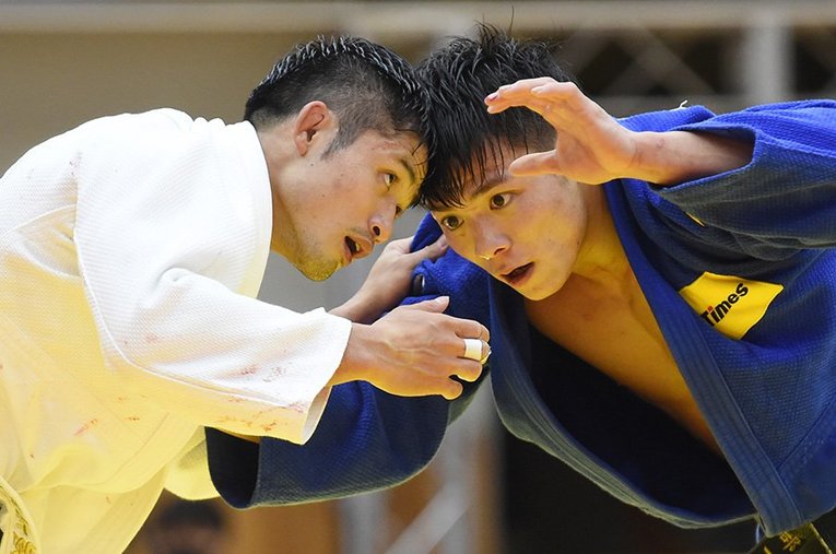 昨年12月13日の東京オリンピック代表決定戦。阿部一二三（右）に敗れた丸山城志郎 ／ photograph by AFLO