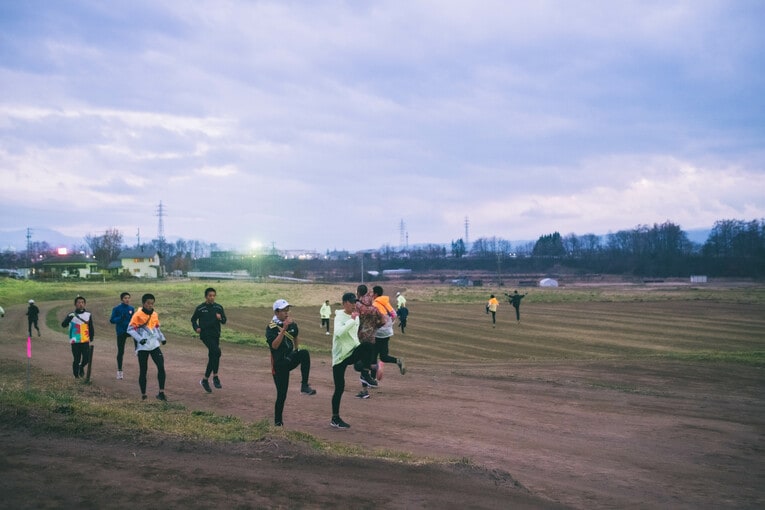 【高校駅伝発掘写真】写真は強豪校・佐久長聖の名物クロスカントリーコースで練習する選手たち　©Asami Enomoto