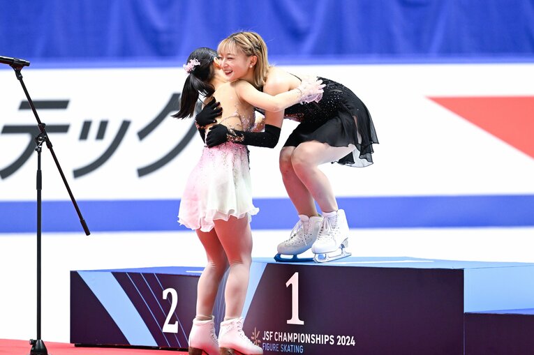 全日本選手権表彰式の坂本花織　©︎Asami Enomoto