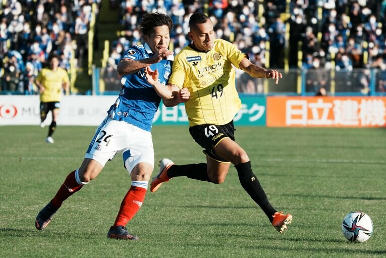 今季は柏でプレーするドウグラス（右）。2010年にJ2徳島へ期限付き移籍。その後、徳島が経済権の51％を買って14年に完全移籍の形となった ©Getty Images