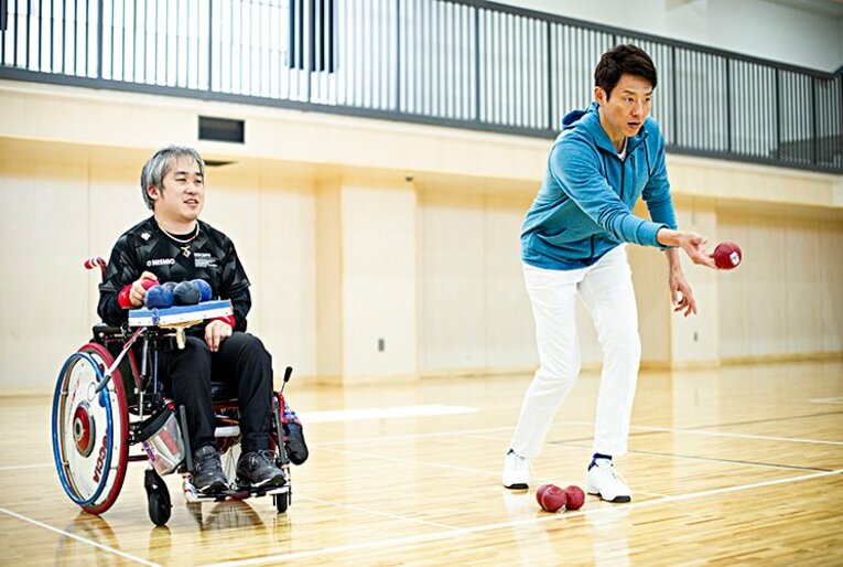 修造、ボッチャ・廣瀬隆喜に挑戦！振り子投法と、特注車いすの謎。(5)