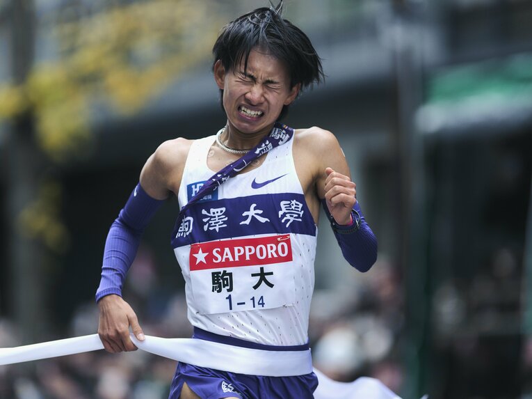 2位でゴールテープを切る庭瀬に笑顔はなかった　©Yuki Suenaga