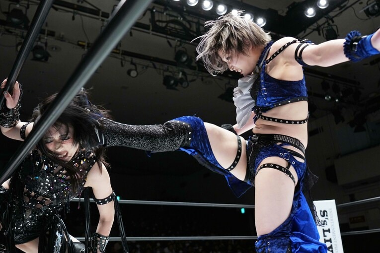 上谷沙弥を蹴る安納サオリ　©Essei Hara