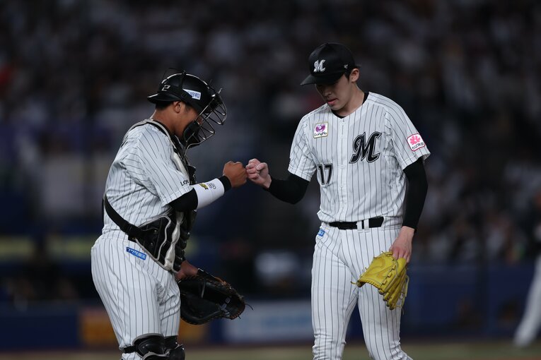 佐々木朗希との息のあった「黄金バッテリー」はロッテファンの胸を高鳴らせる　©︎Chiba Lotte Marines