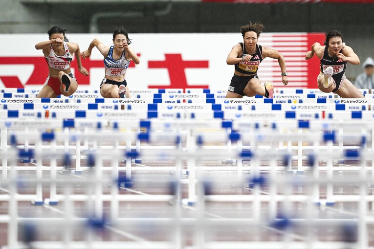 6月の日本選手権は雨中の決勝で12秒台ハードラーの三つ巴の争いに。準決勝で標準記録を破った福部真子（日本建設工業、右）が快勝　©Asami Enomoto