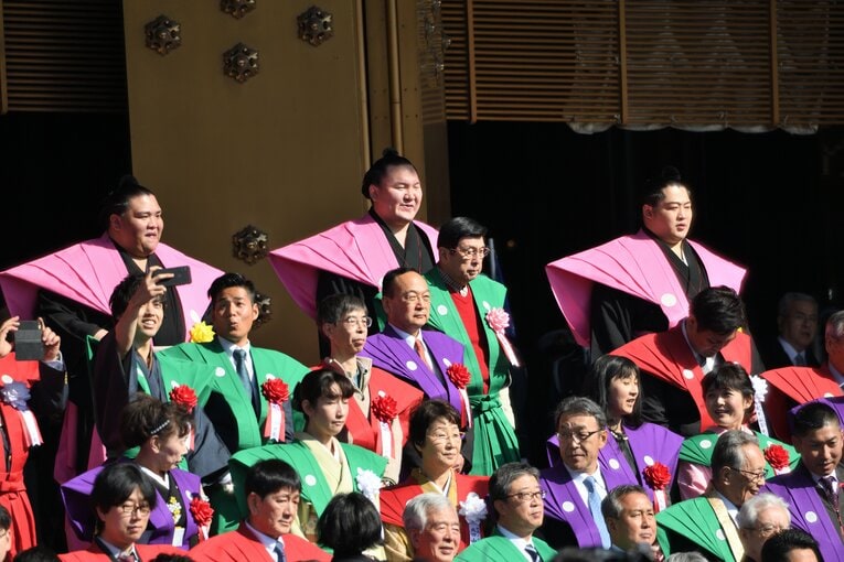 2019年の成田山節分会で。白鵬らと　©BUNGEISHUNJU