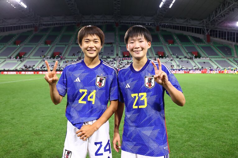 なでしこジャパンデビューした浜野まいか（右）と藤野あおば。藤野は続くニュージーランド戦でスタメンに抜擢された　©︎JFA/AFLO